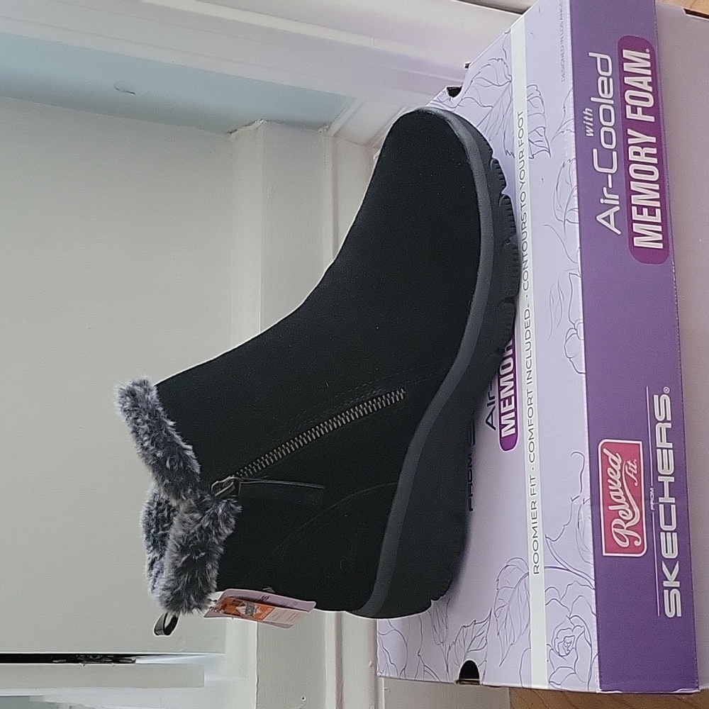 Sketchers Memory Foam Women's Shoes- Black (Size 9.5)